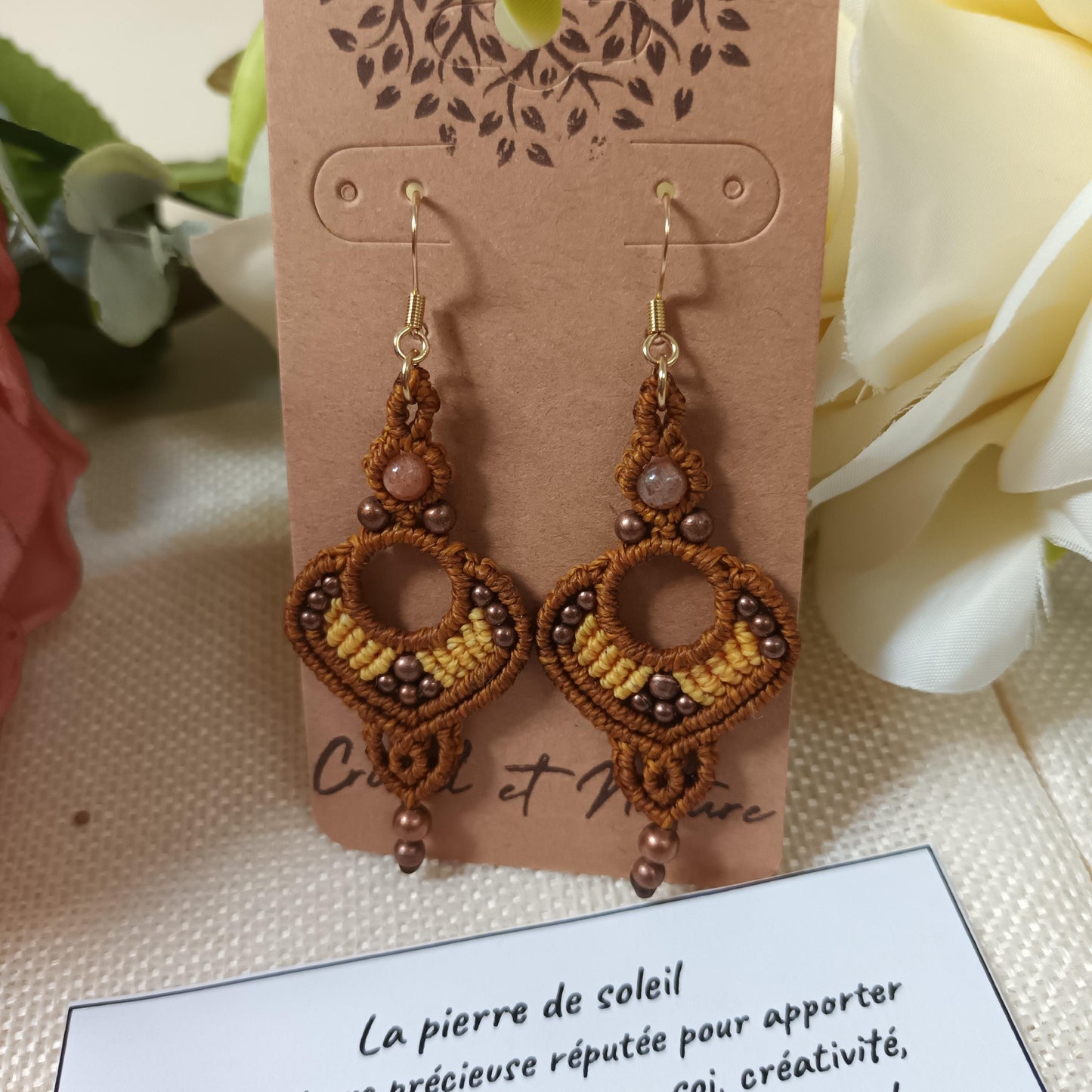 Boucles d’oreilles micro‑macramé pierre de soleil – laiton & inox argent – 6,8 × 2,5 cm