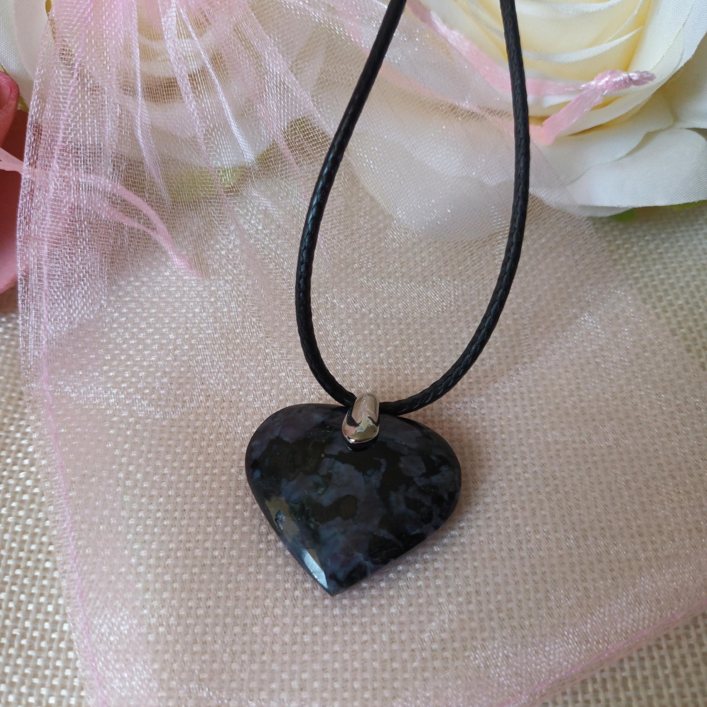 Pendentif cœur gabbro – cordon réglable
