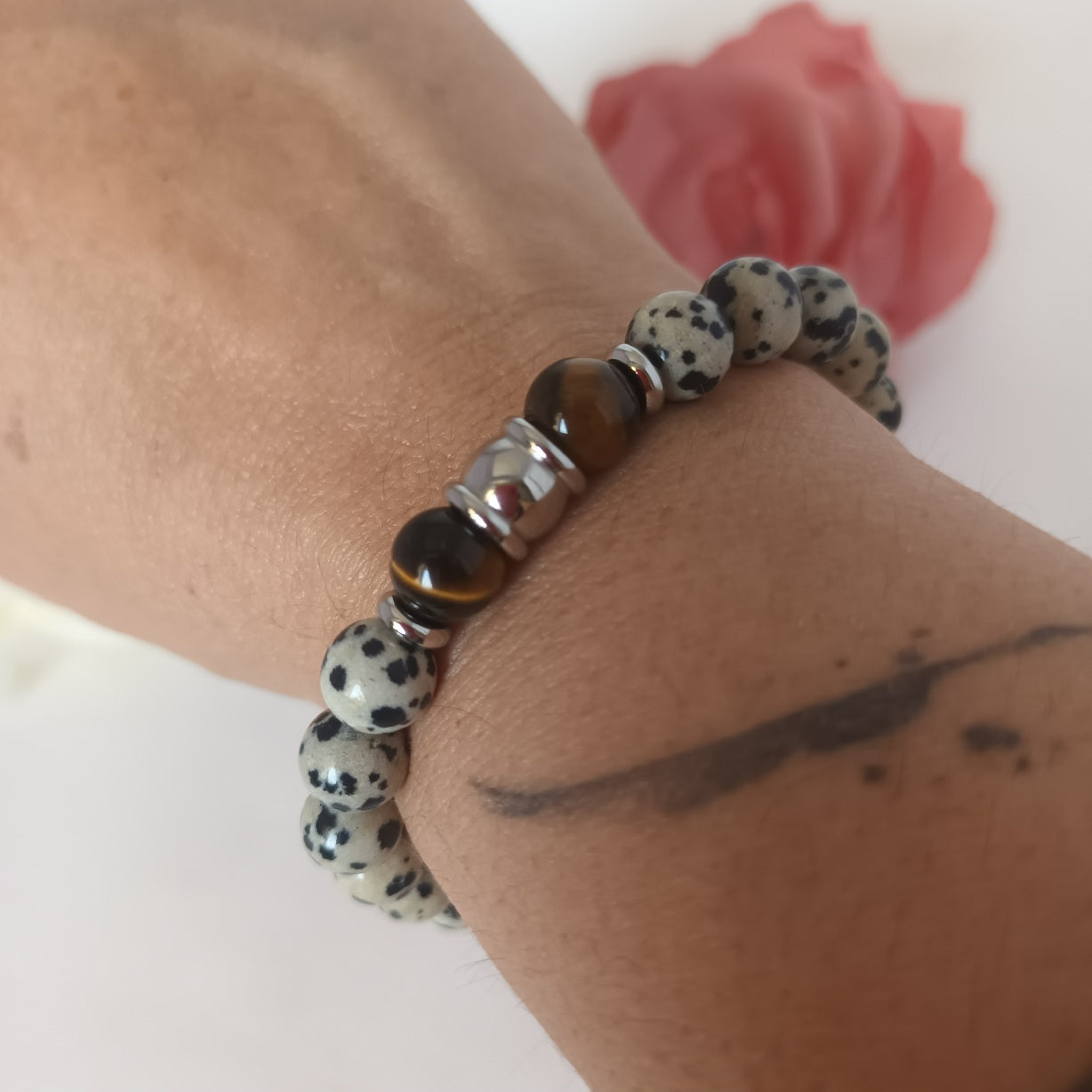 Bracelet jaspe dalmatien et œil de tigre 8 mm - breloques acier inox - élastique 17 cm