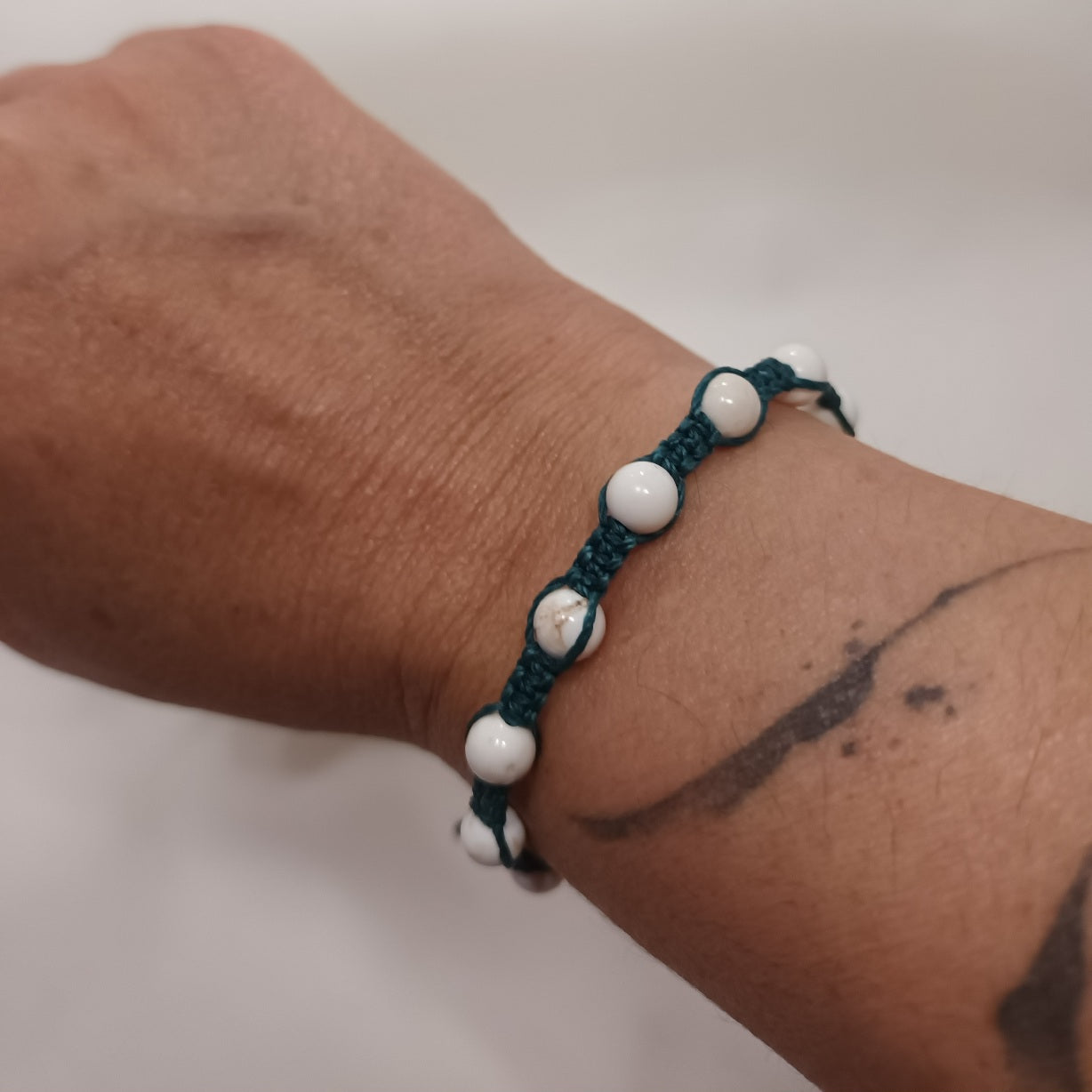 Bracelet magnésite 6 mm - micro‑macramé - réglable