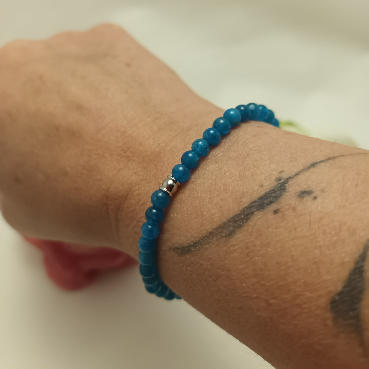 Bracelet apatite bleue 4 mm - perle acier inox - élastique 15 cm