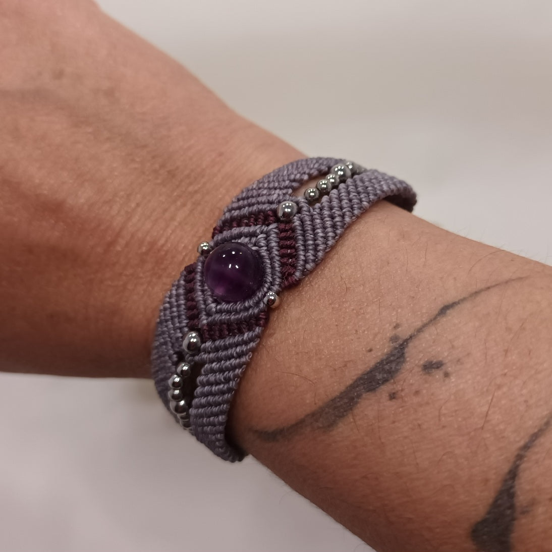 Bracelet fluorine violette - micro‑macramé - réglable