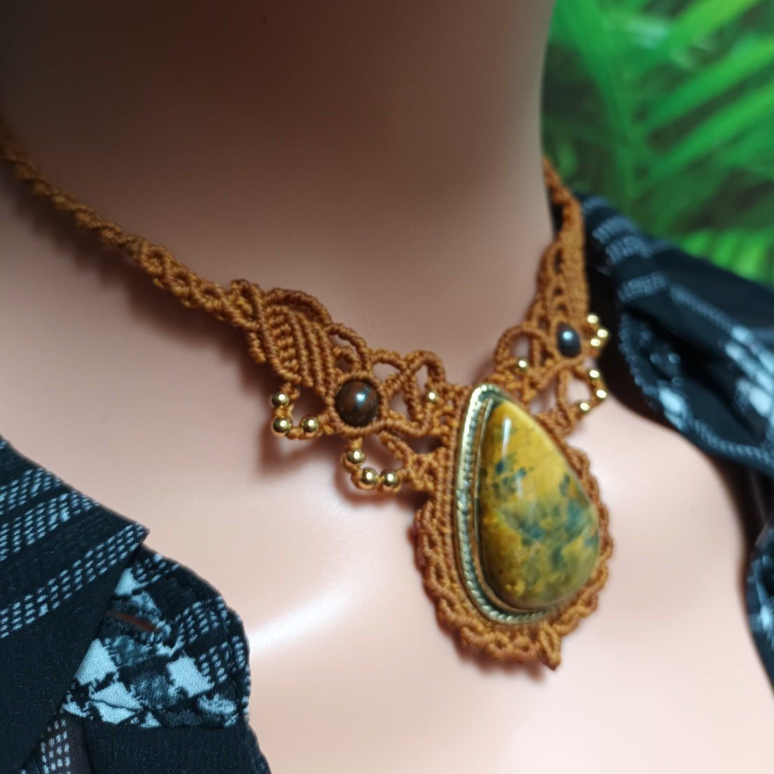 Collier piétersite & œil de fer - micro‑macramé - réglable