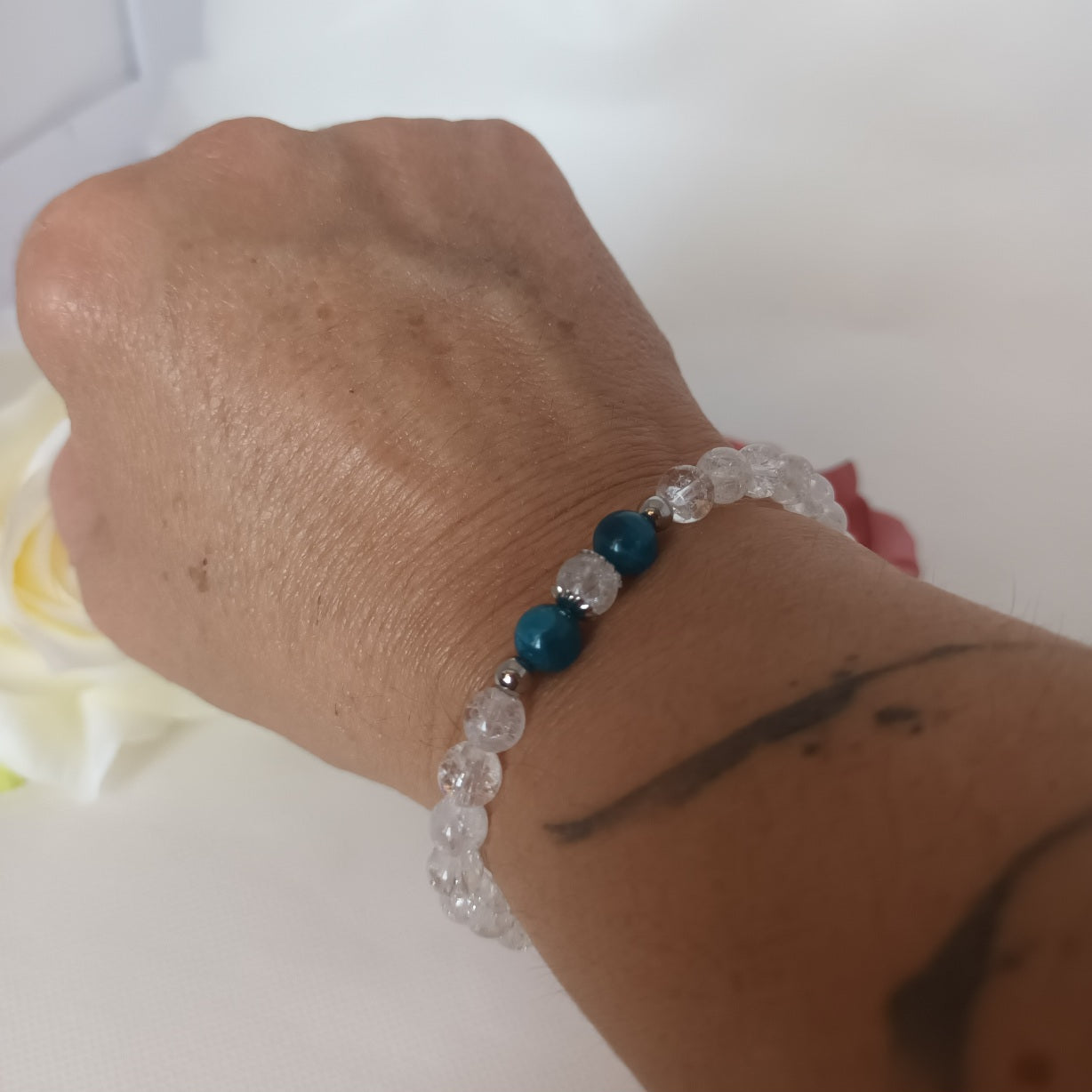 Bracelet cristal de roche et apatite 6 mm - breloques acier inox - élastique 16,5 cm