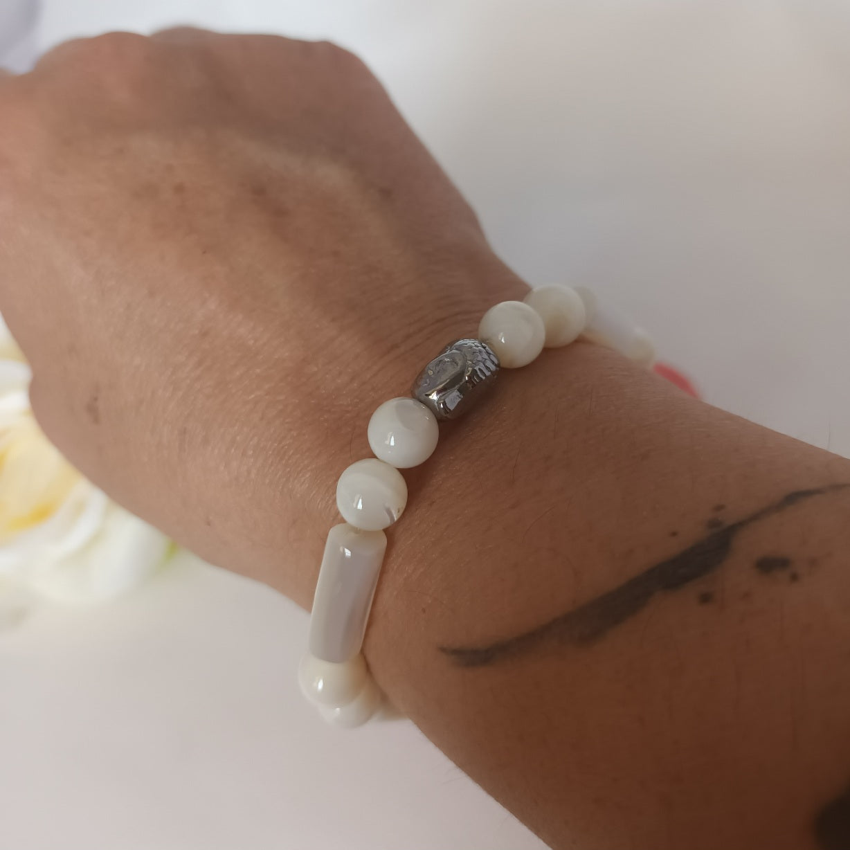 Bracelet nacre naturelle - breloque bouddha acier inox - élastique 16 cm
