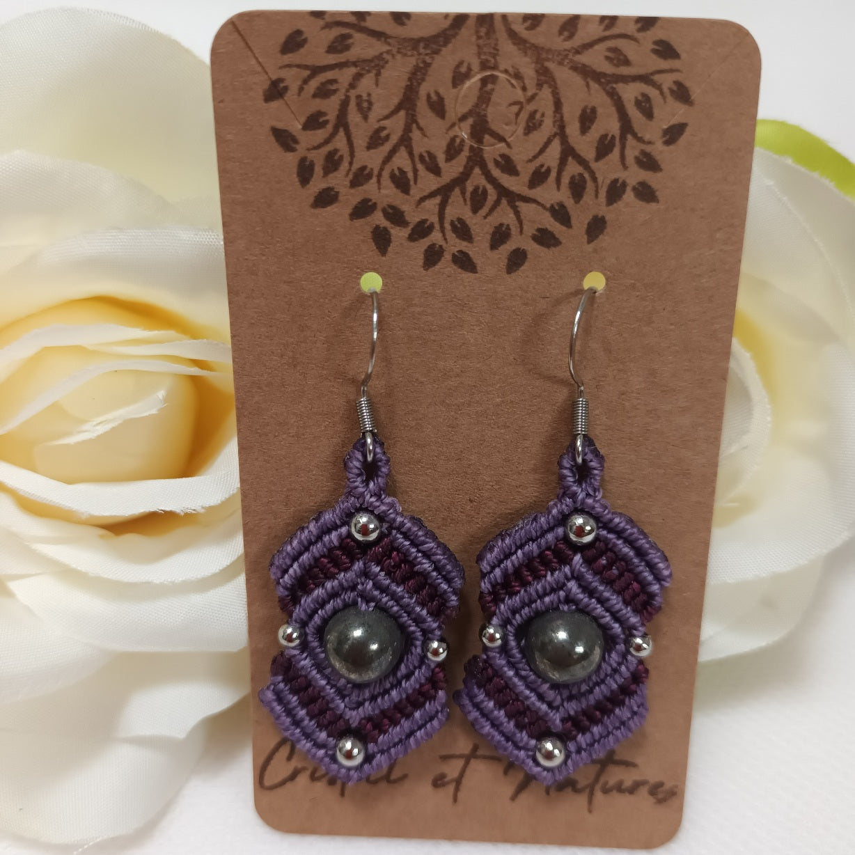 Boucles d’oreilles pyrite - micro‑macramé - acier inoxydable - 5,6 × 2 cm