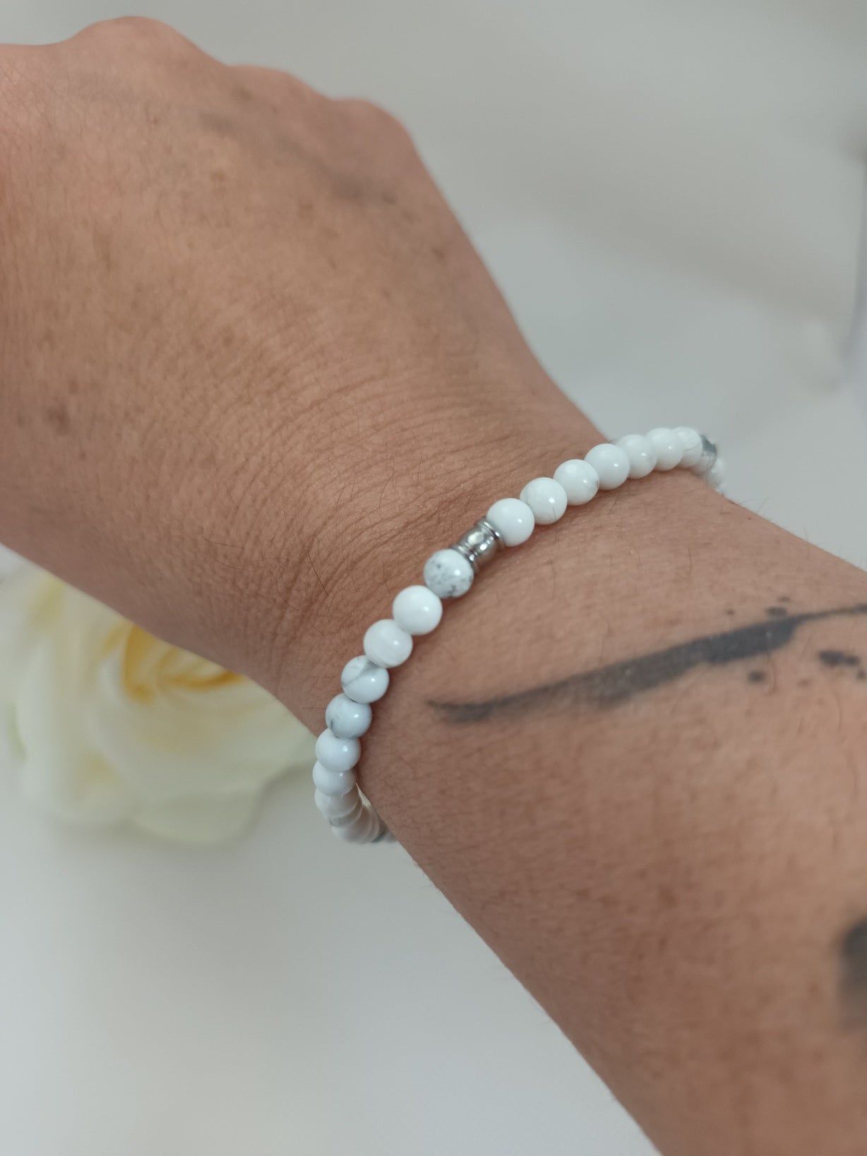 Bracelet howlite 4 mm - perle acier inox - élastique 16 cm
