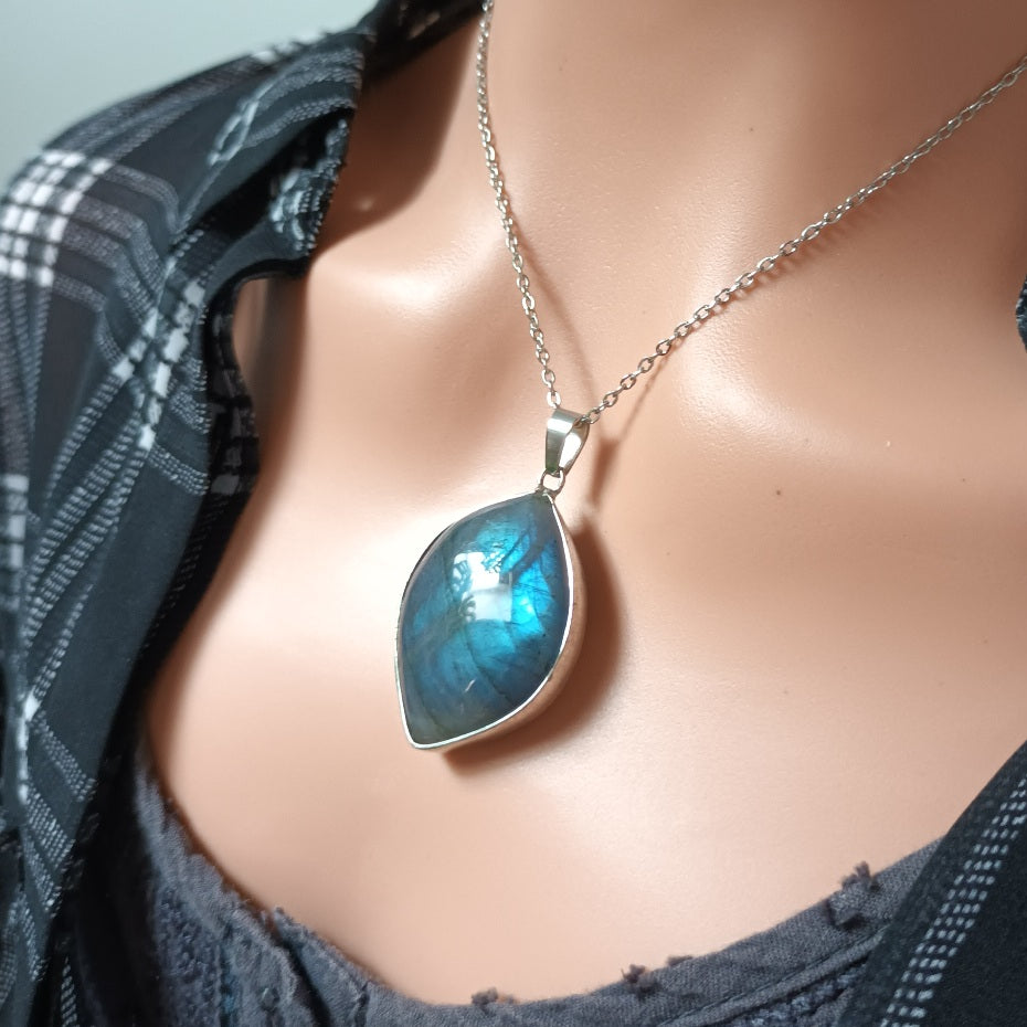 Pendentif labradorite sertie - 3,5 × 2,5 cm - chaîne acier inox argent