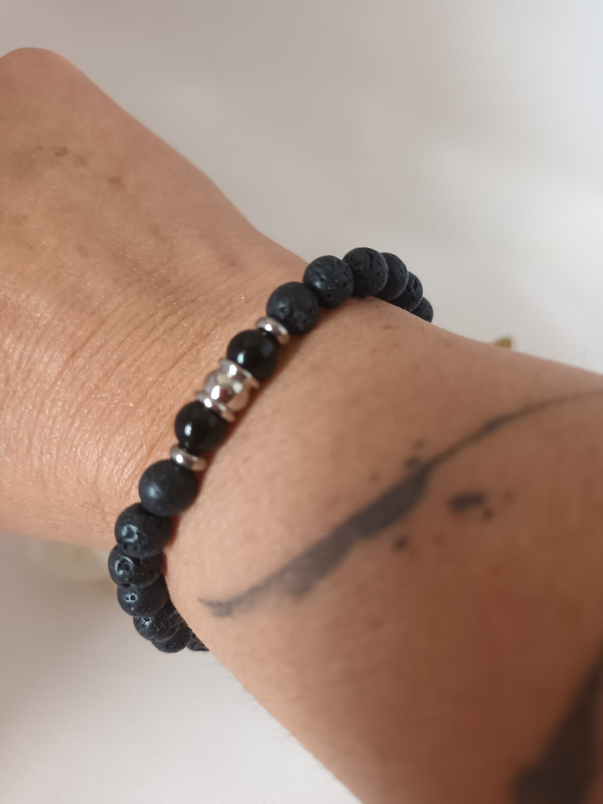 Bracelet pierre de lave et obsidienne dorée 6 mm - breloques acier inox - élastique 16 cm