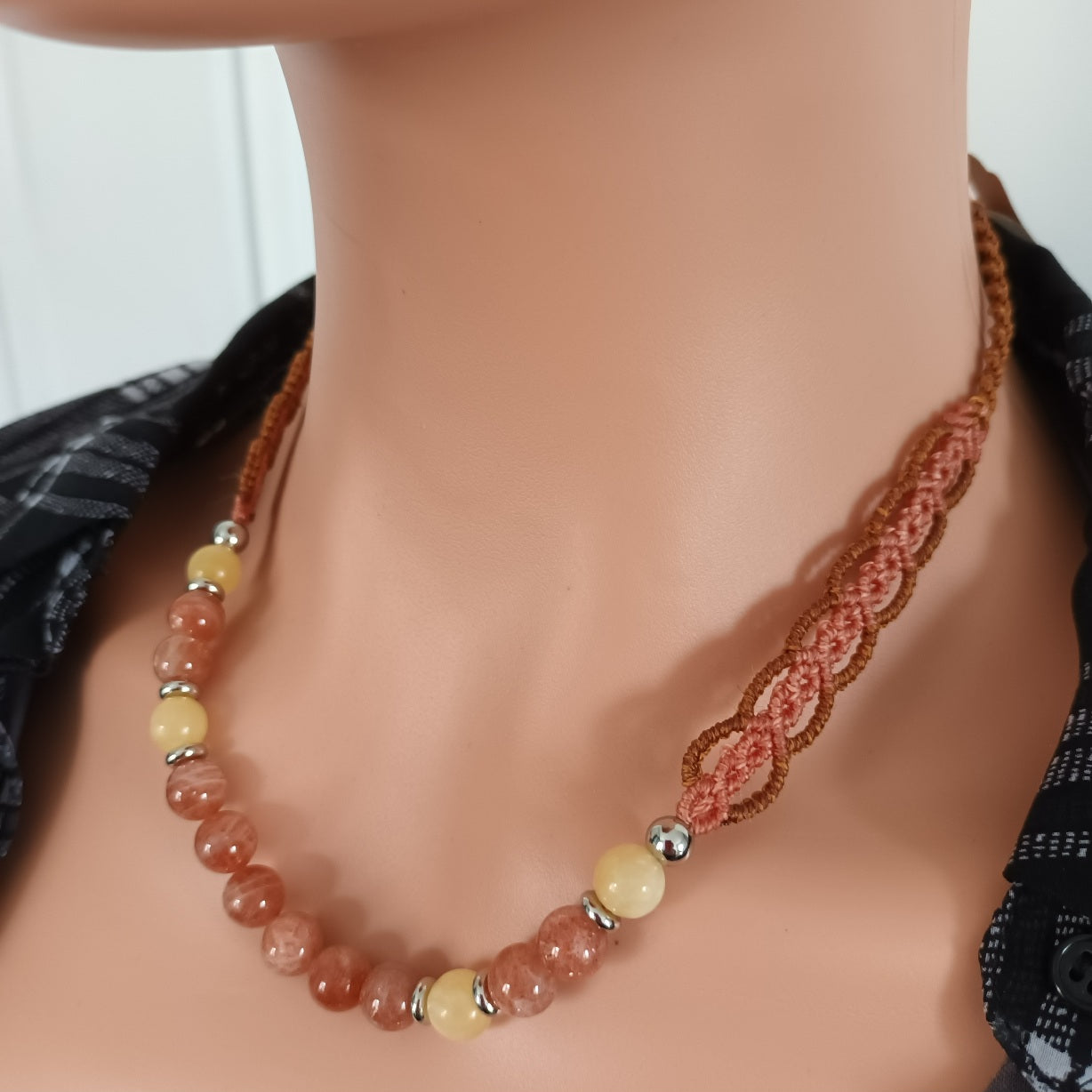 Collier pierre de soleil et calcite orange - micro‑macramé - réglable