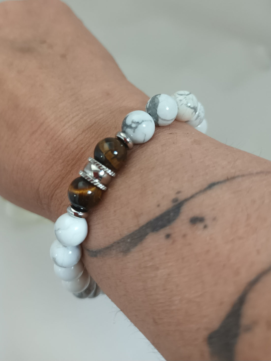 Bracelet howlite et œil de tigre 8 mm - breloques acier inox - élastique 18 cm