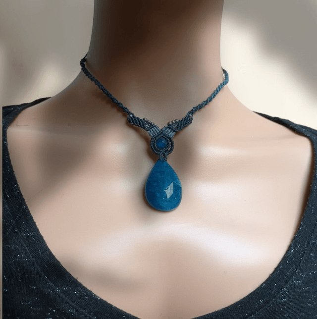 Collier en apatite bleue