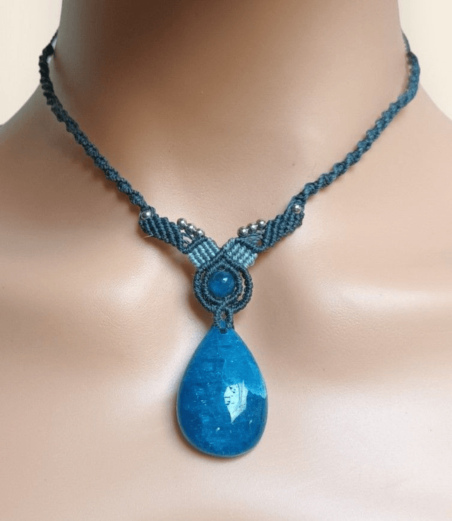Collier en apatite bleue