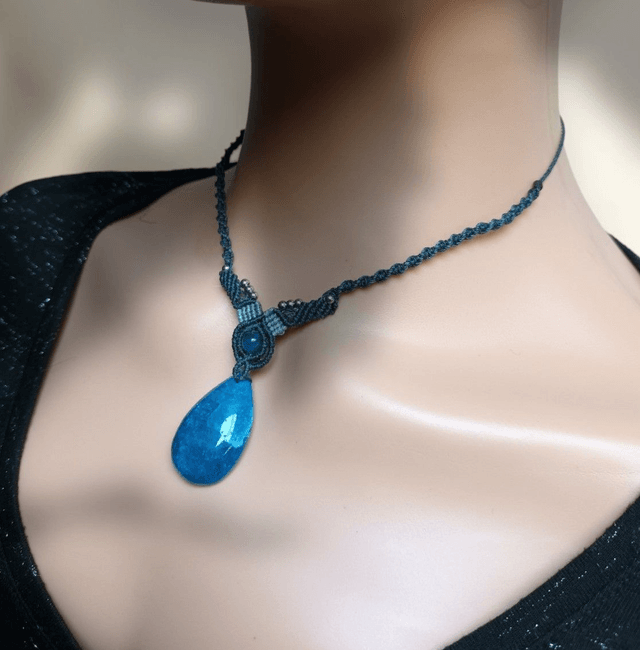 Collier en apatite bleue