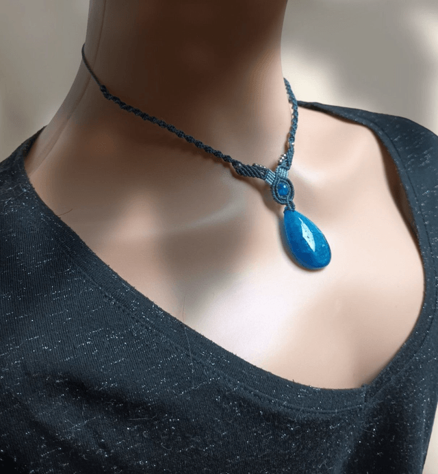 Collier en apatite bleue