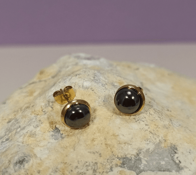 Clous d&#039;oreilles en hématite magnétique