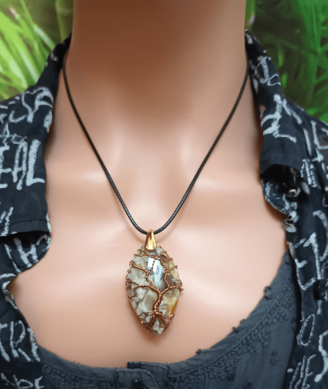 Pendentif arbre de vie en feldspath