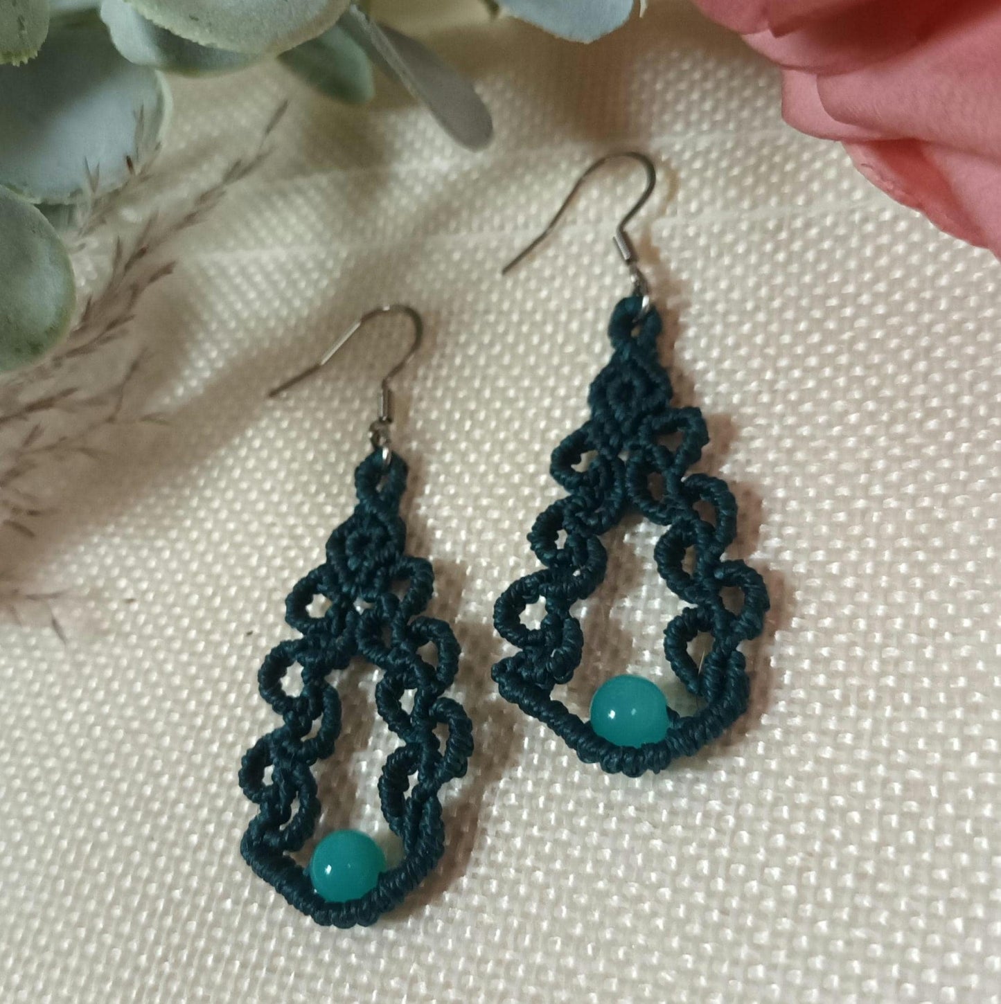 Boucles d’oreilles amazonite du Pérou – micro‑macramé – pendantes 6,4 cm