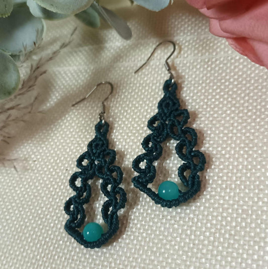 Boucles d’oreilles amazonite du Pérou – micro‑macramé – pendantes 6,4 cm