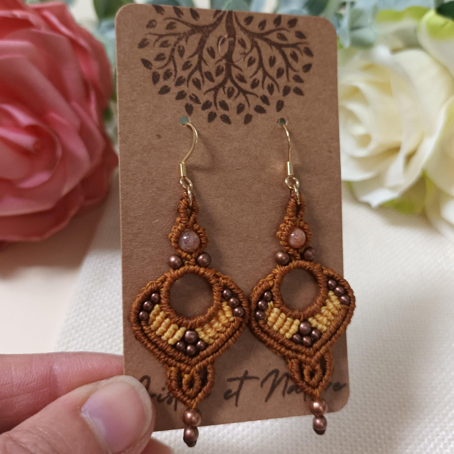 Boucles d’oreilles micro‑macramé pierre de soleil – laiton & inox argent – 6,8 × 2,5 cm