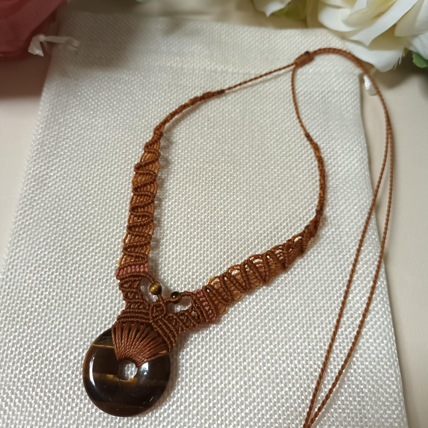 Collier donut œil de tigre 3 cm – micro‑macramé – réglable