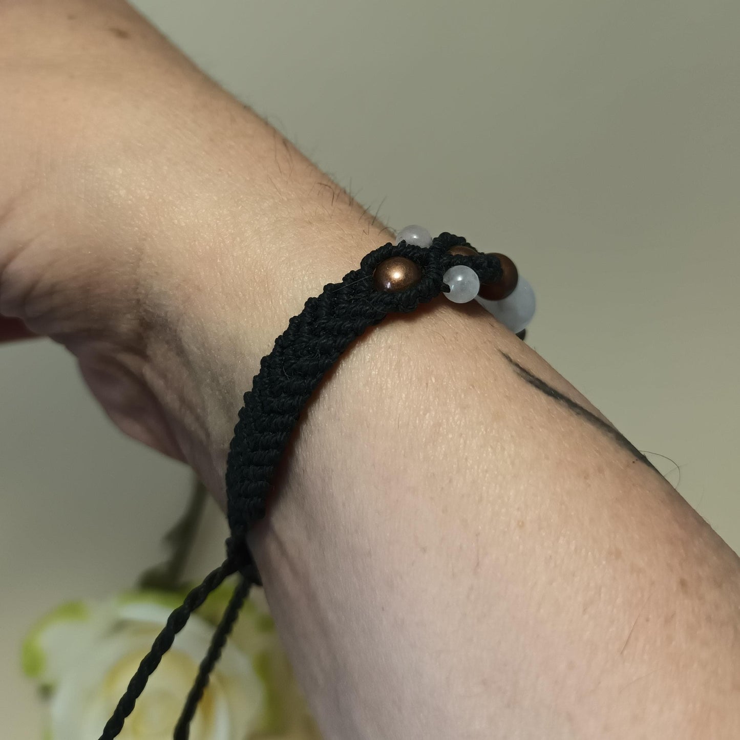 Bracelet quartz rose et laiton - micro-macramé - réglable