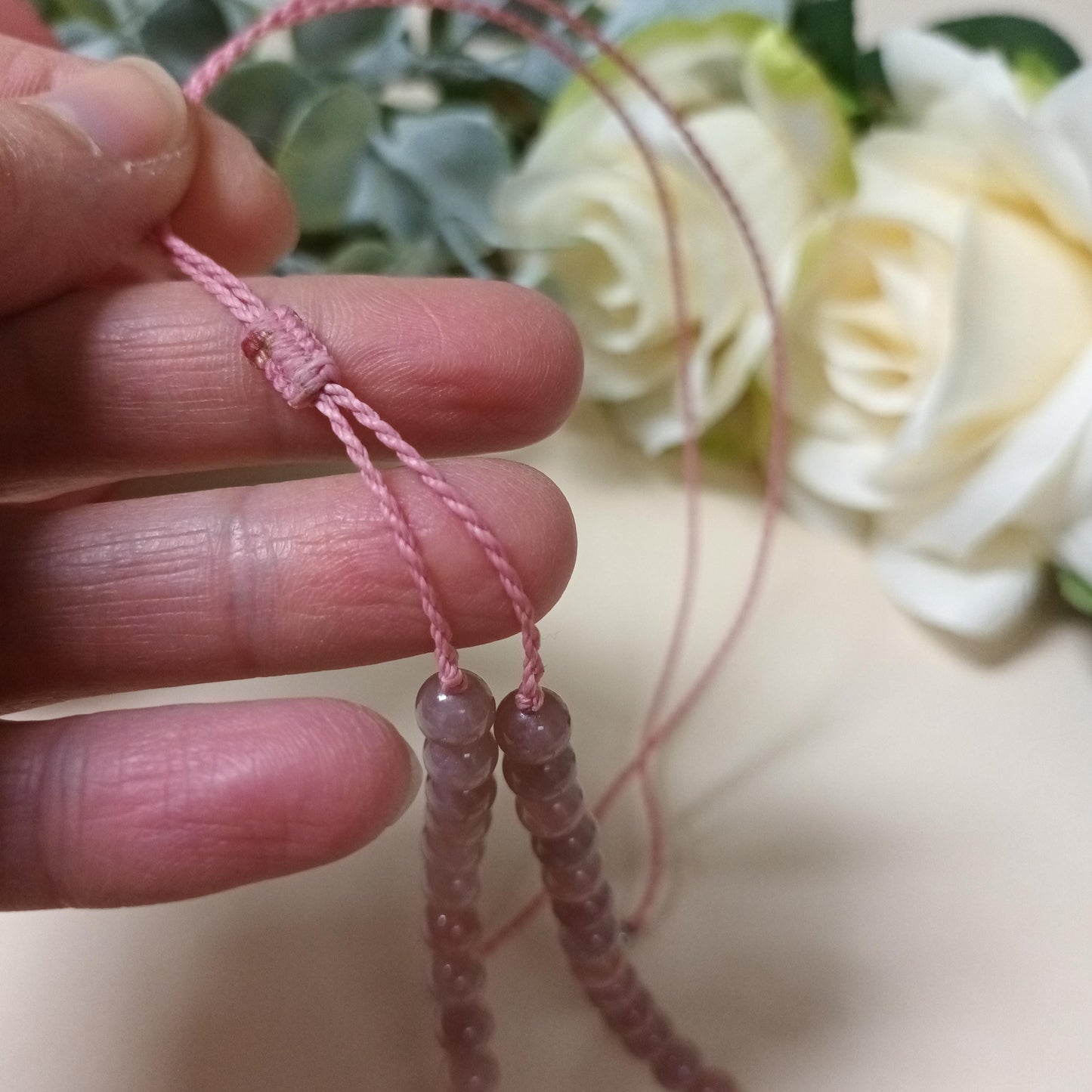 Collier quartz rose Madagascar – perles 6 mm – lien macramé réglable