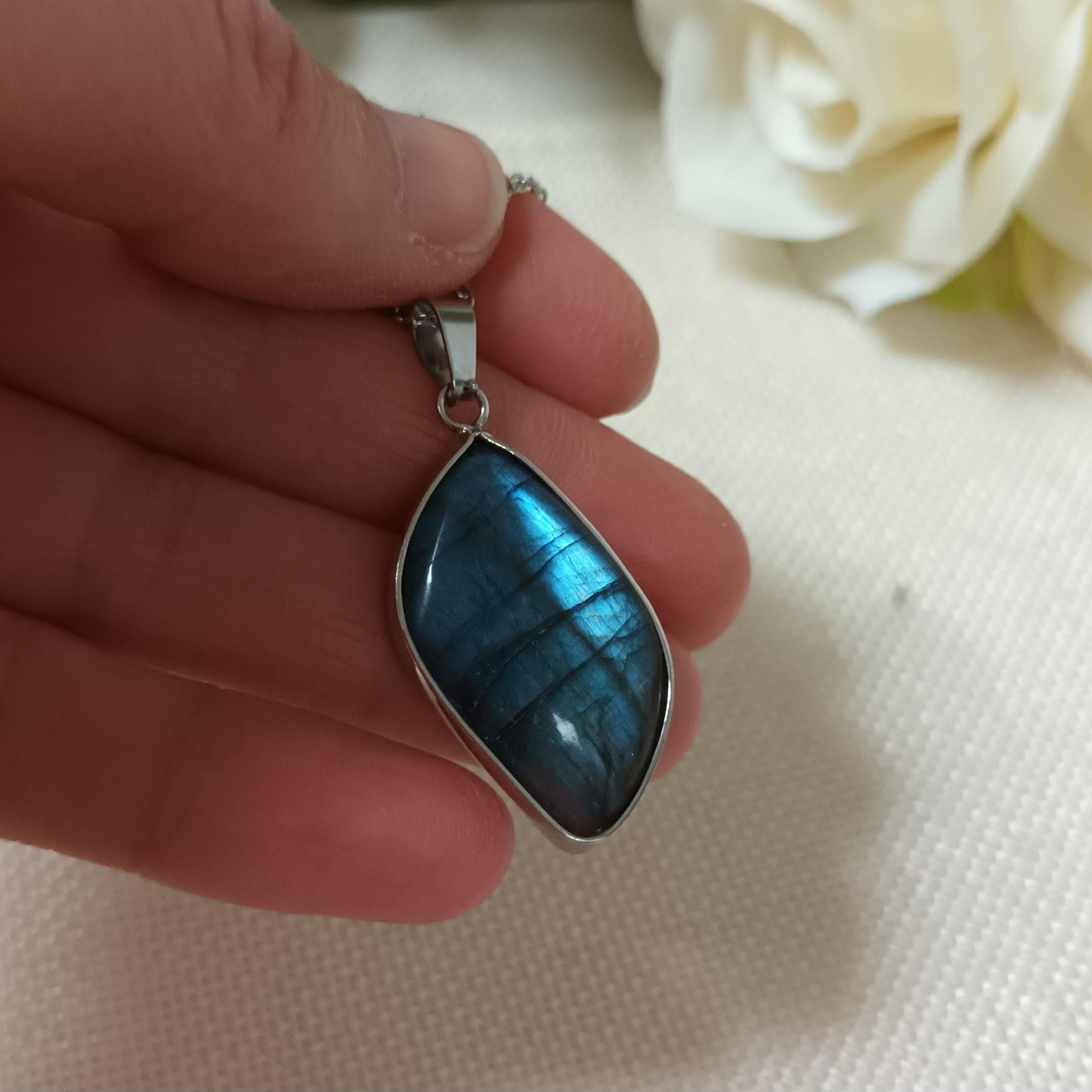 Pendentif labradorite sertie – 3 × 1,7 cm – chaîne acier inox argent