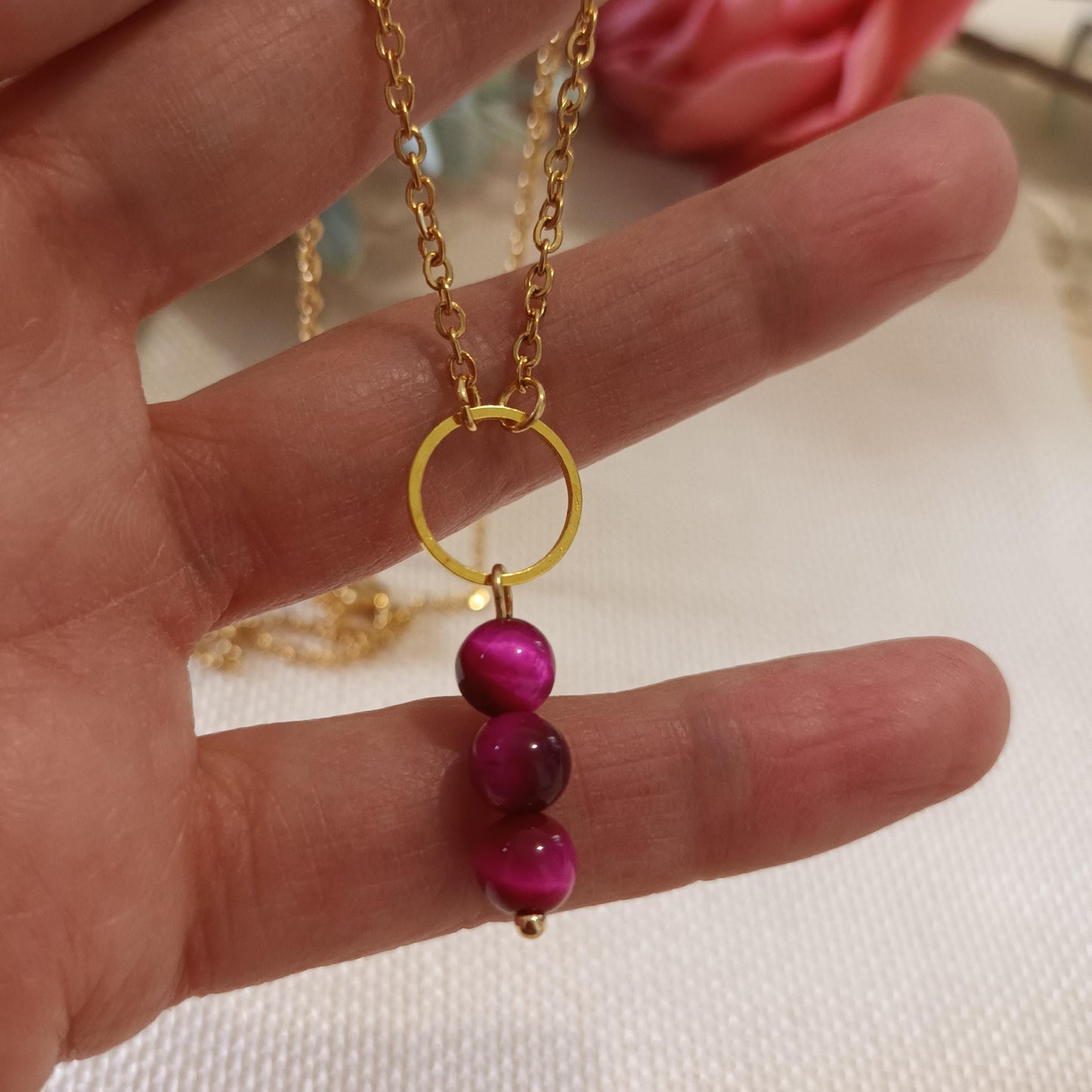 Collier œil de tigre rose – cercle inox doré – pierre 3,4 × 1,2 cm
