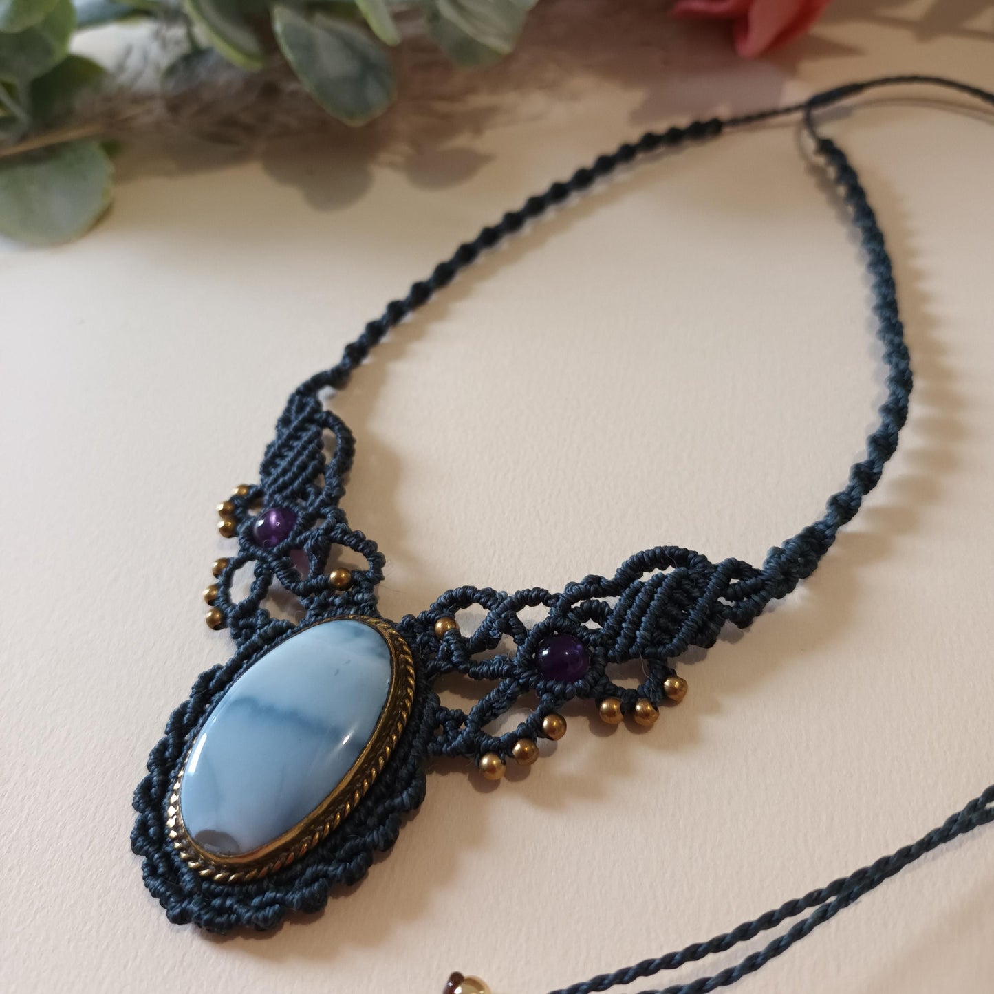 Collier micro‑macramé opale bleue et améthyste – réglable