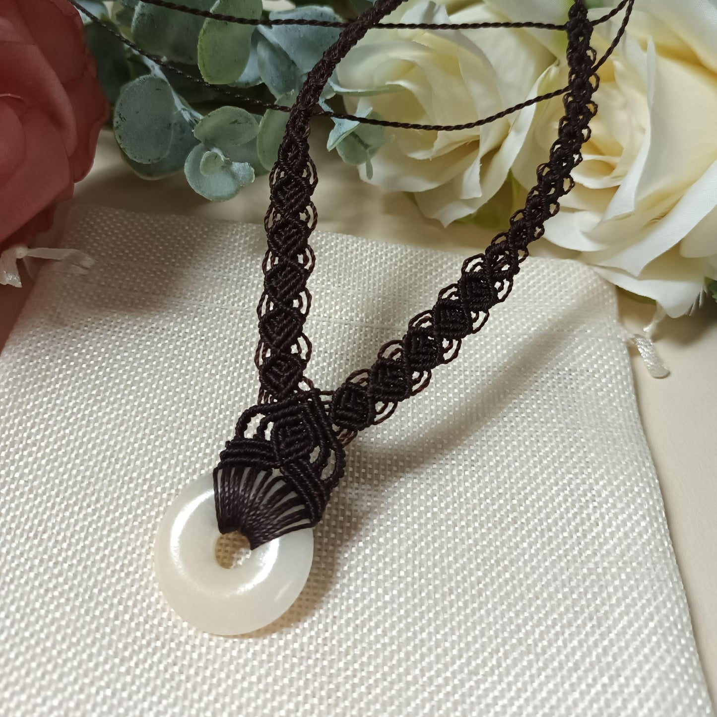 Collier donut calcite jaune 3 cm – micro‑macramé - réglable