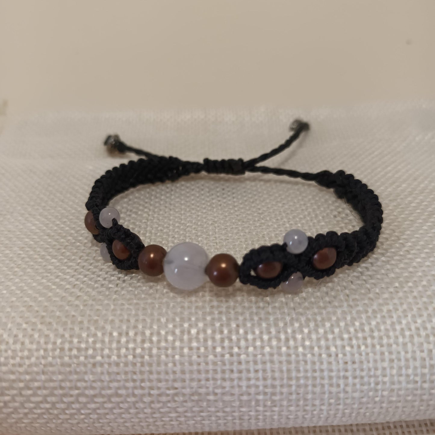 Bracelet quartz rose et laiton - micro-macramé - réglable