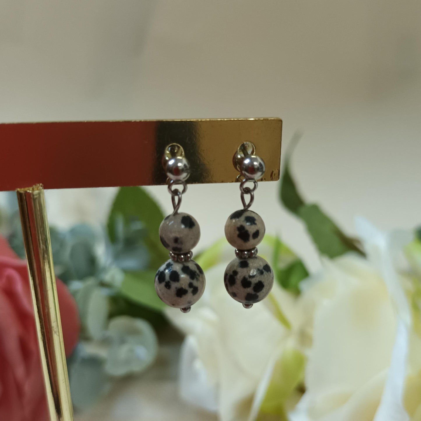 Boucles d’oreilles jaspe dalmatien – acier inox argent – 2,8 × 0,8 cm