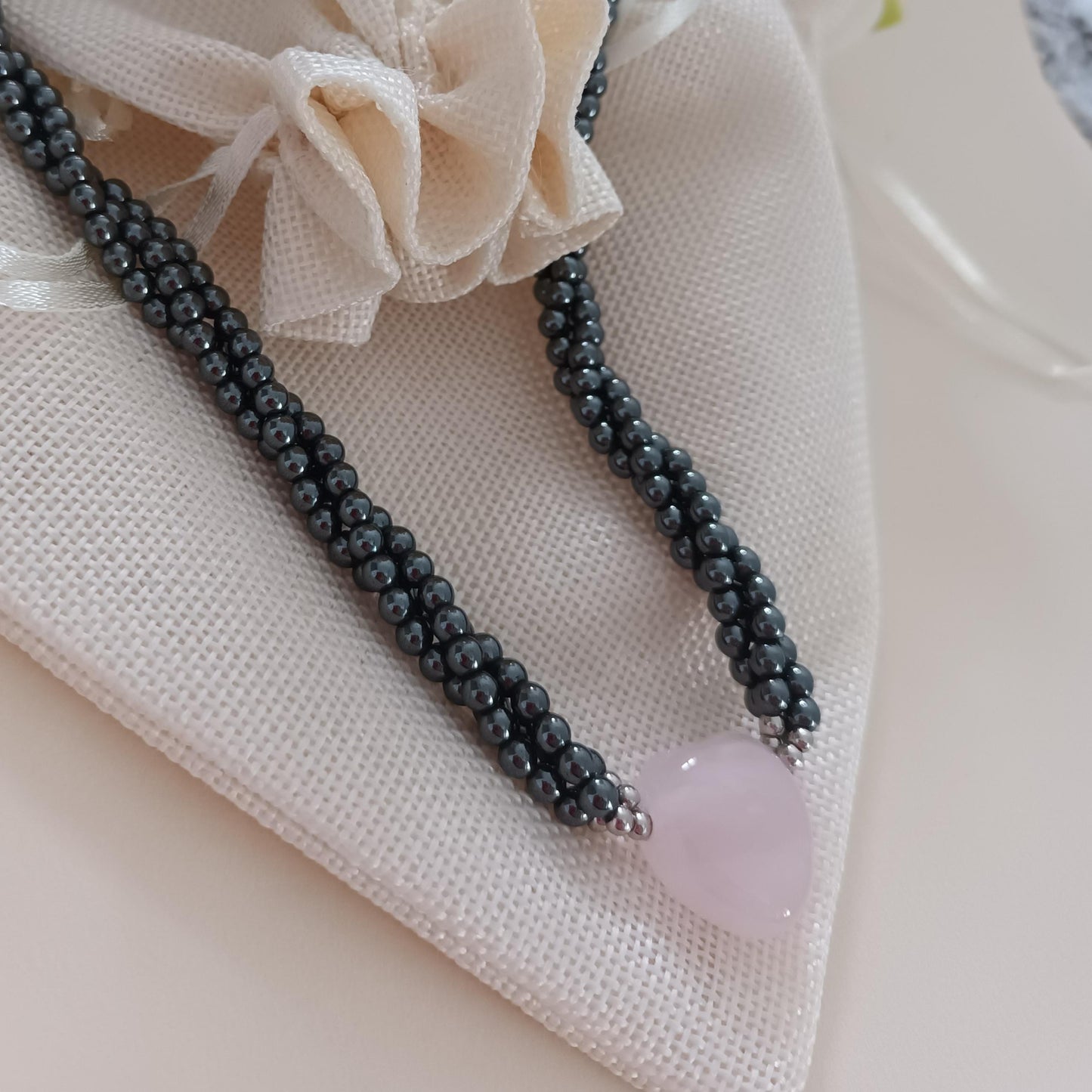Collier quartz rose et hématite – cœur central – acier inoxydable