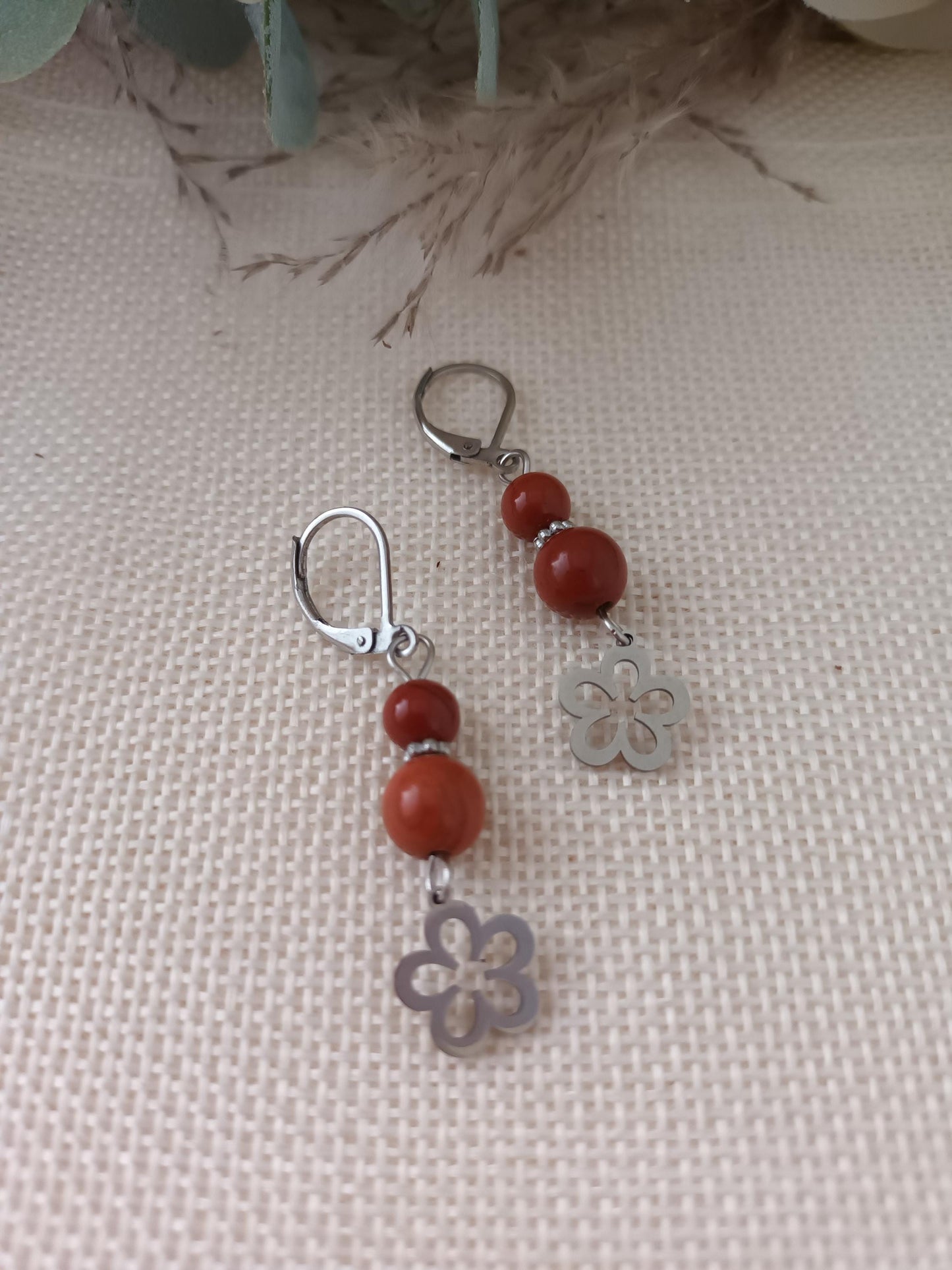Boucles d’oreilles jaspe rouge - fleur acier inox - 4,6 × 1 cm