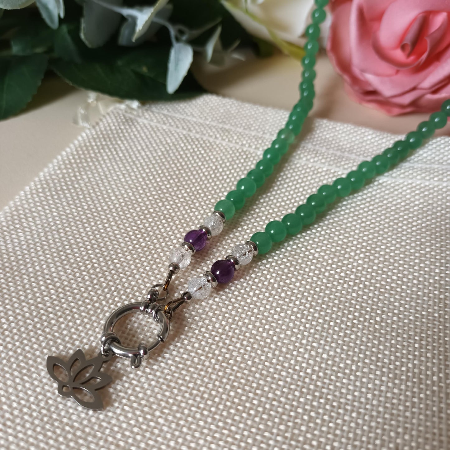 Collier aventurine verte - cristal craquelé - améthyste perles 6 mm - lotus acier inox - 43 cm