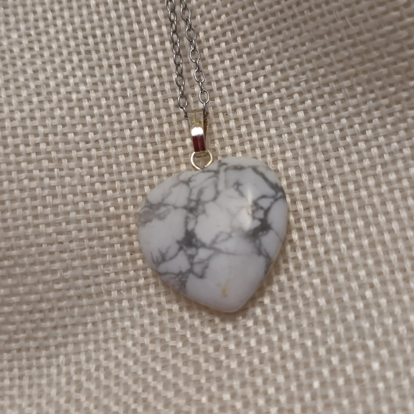 Pendentif cœur howlite 2,2 × 2 cm - chaîne acier inox argent