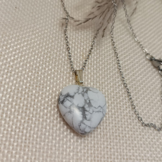 Pendentif cœur howlite 2,2 × 2 cm - chaîne acier inox argent