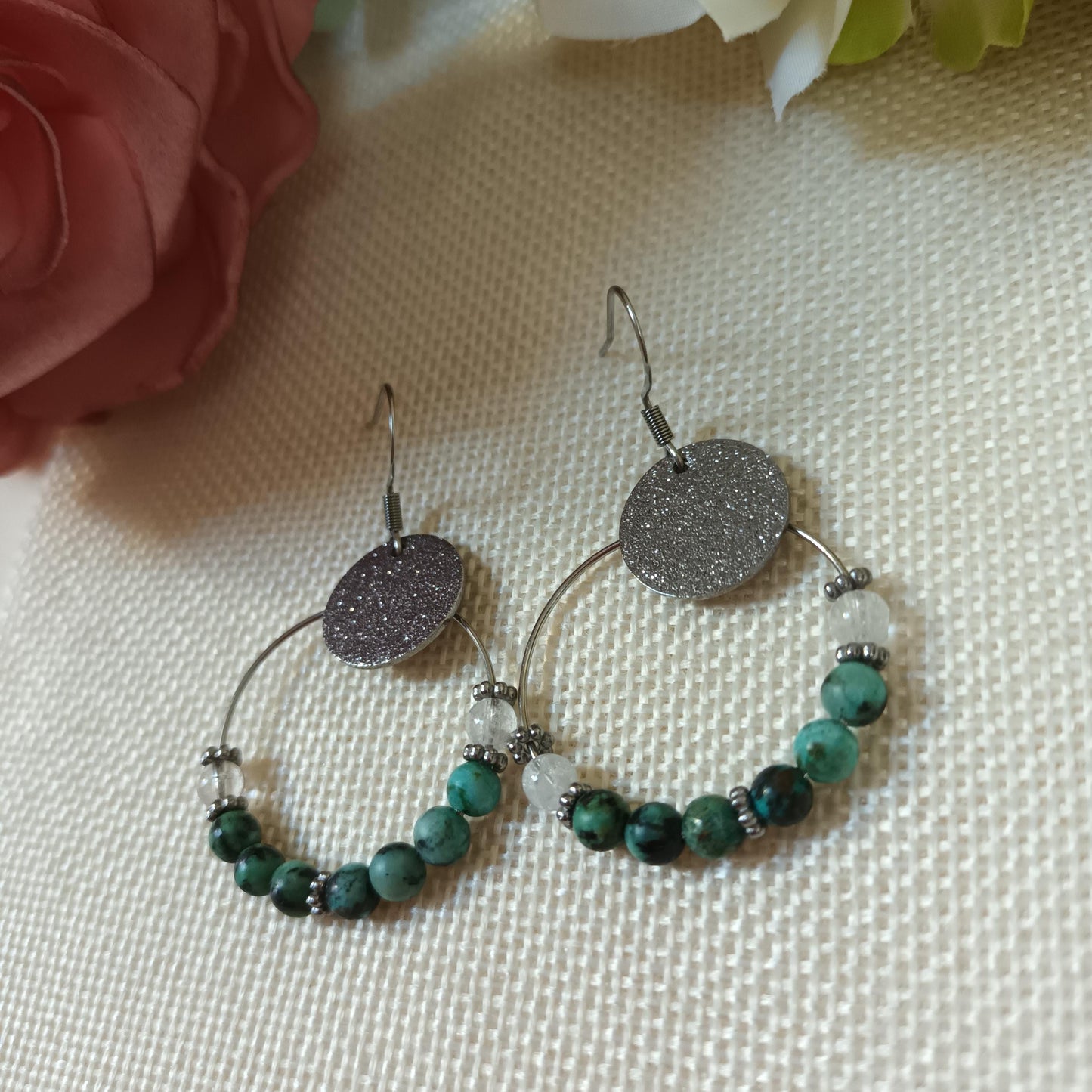 Boucles d’oreilles turquoise d’Afrique & cristal de roche • anneaux • acier inox argent • 5 × 3,5 cm