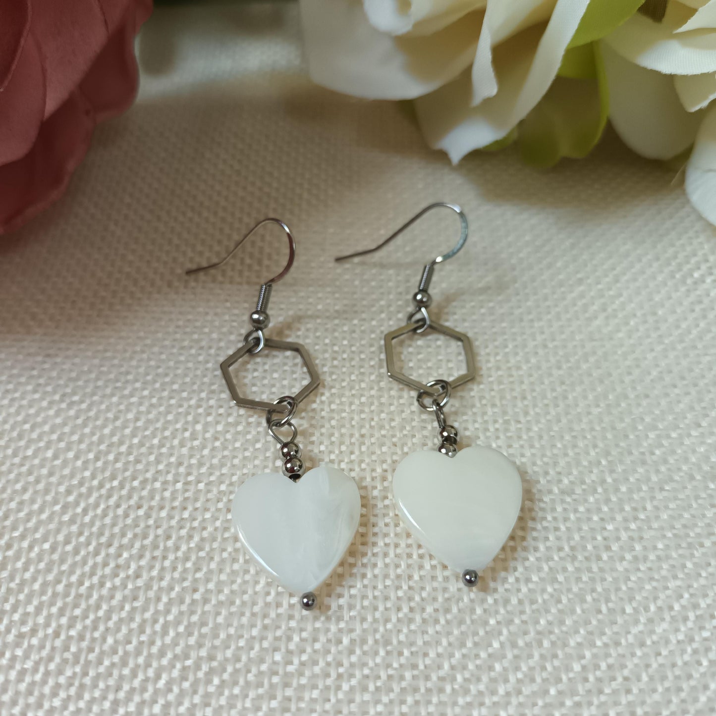 Boucles d’oreilles pendantes cœur nacre et acier inox - 5,8 × 1,5 cm