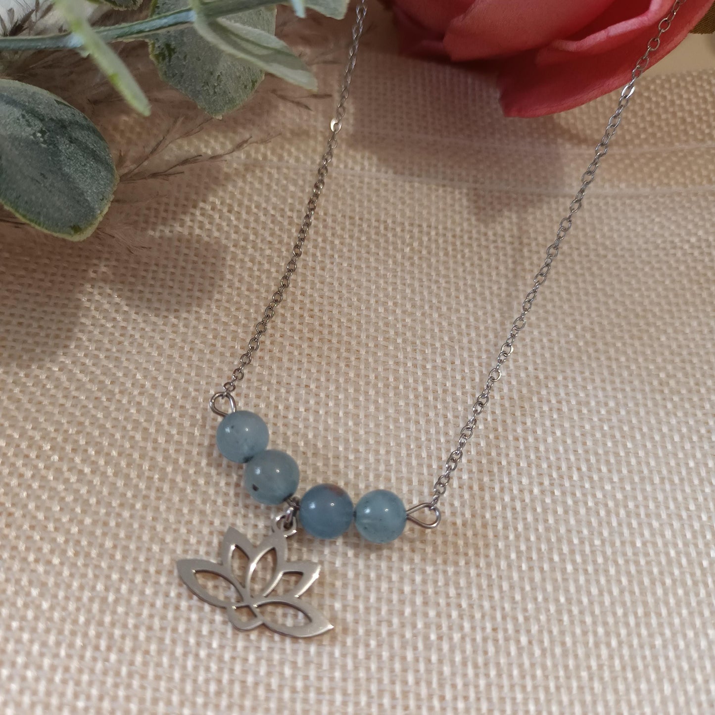 Collier aigue‑marine – fleur de lotus argent 1,4 × 1,9 cm – 4 perles 6 mm