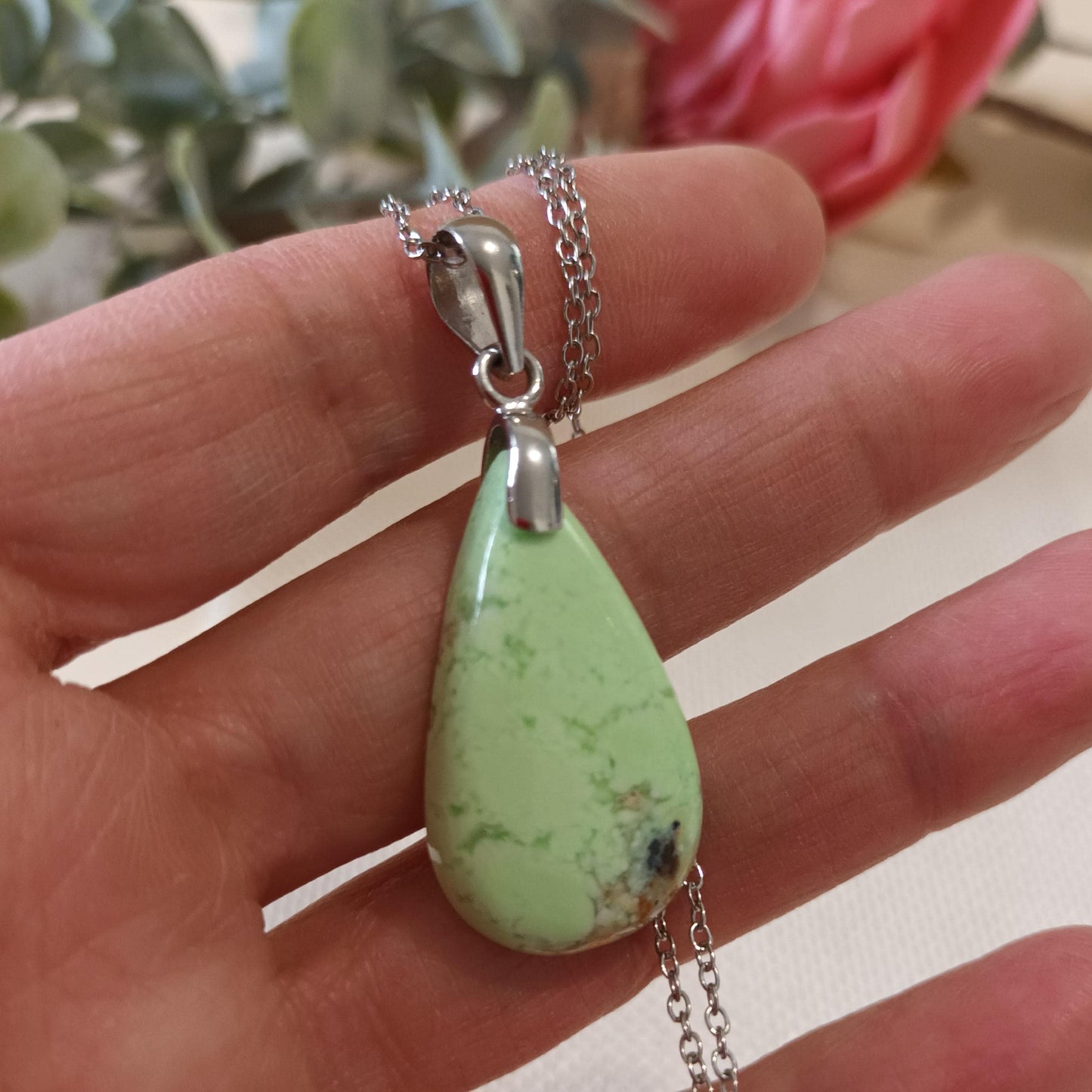 Pendentif chrysoprase citron – bélière argent – 3,2 × 1,8 cm – chaîne inox