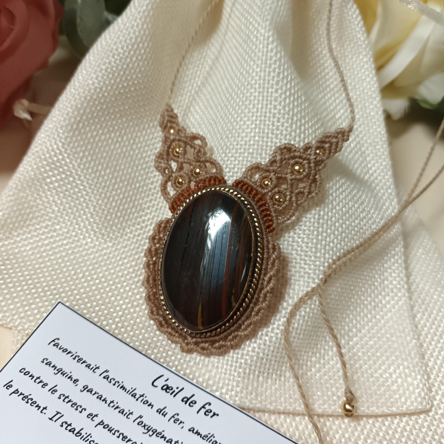 Collier œil de fer - 4,3 × 2,8 cm -  micro‑macramé - réglable