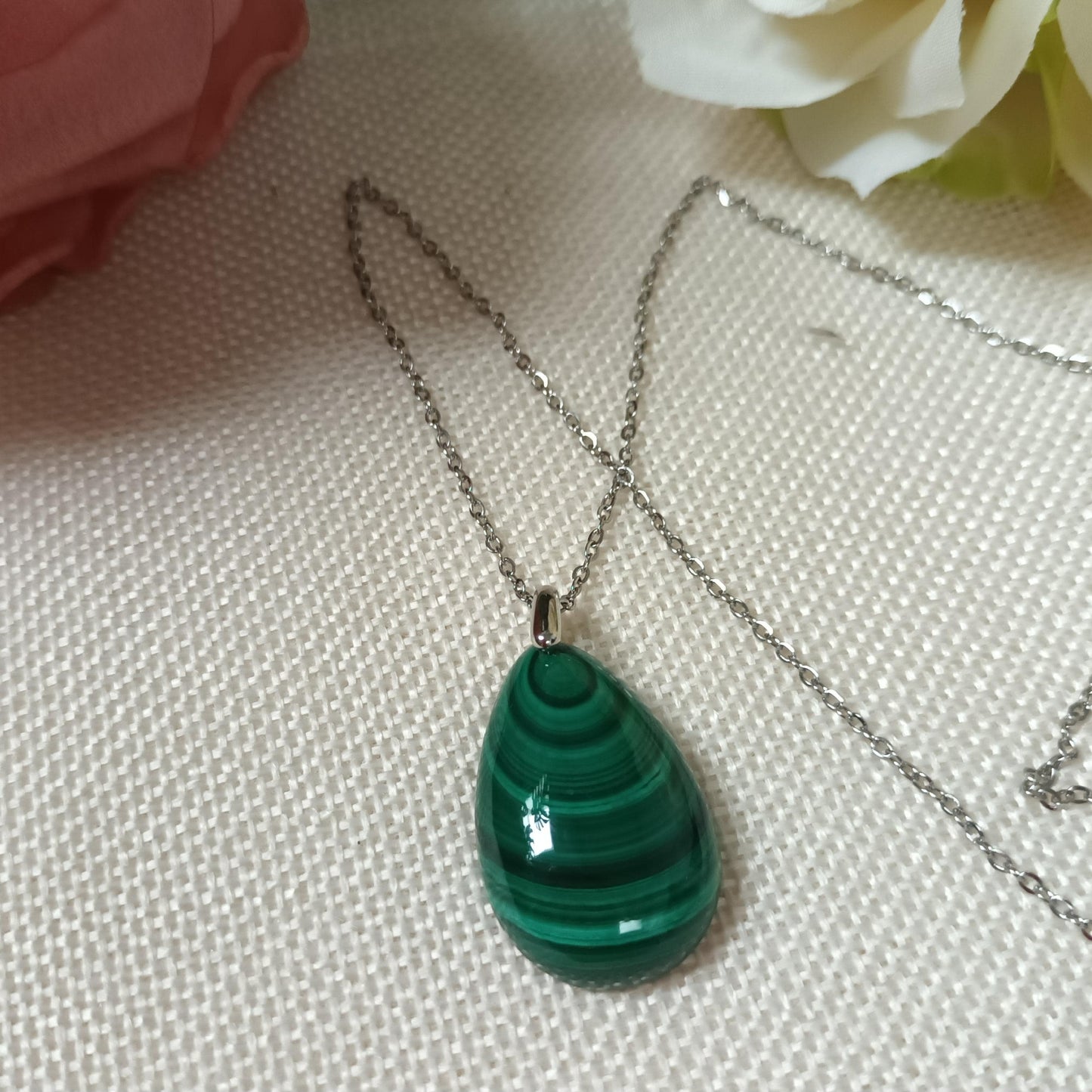 Pendentif malachite naturelle – 3 × 1,9 cm – chaîne acier inox argenté