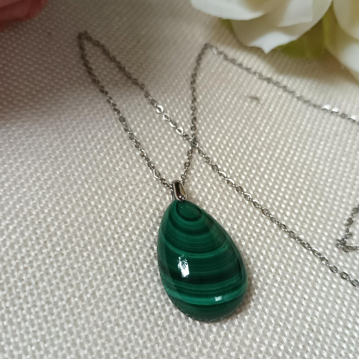 Pendentif malachite naturelle – 3 × 1,9 cm – chaîne acier inox argenté