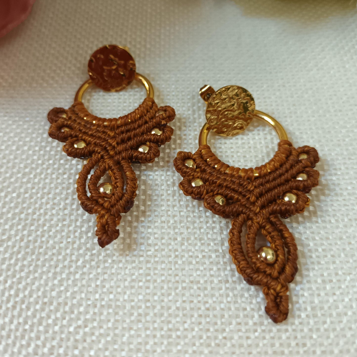 Boucles d’oreilles micro‑macramé - acier inox or - 6 × 3,2 cm
