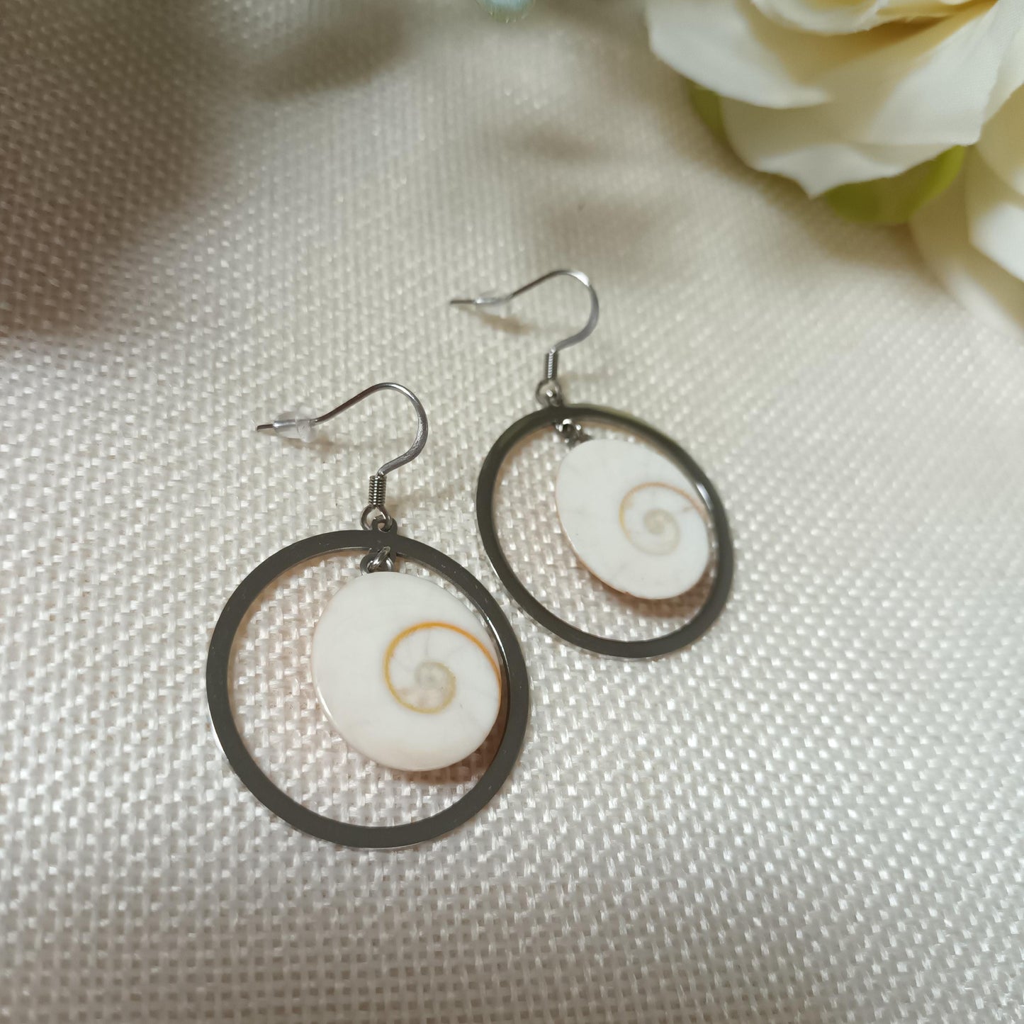 Boucles d’oreilles œil de Sainte‑Lucie - acier inox argent - 4,3 × 3 cm