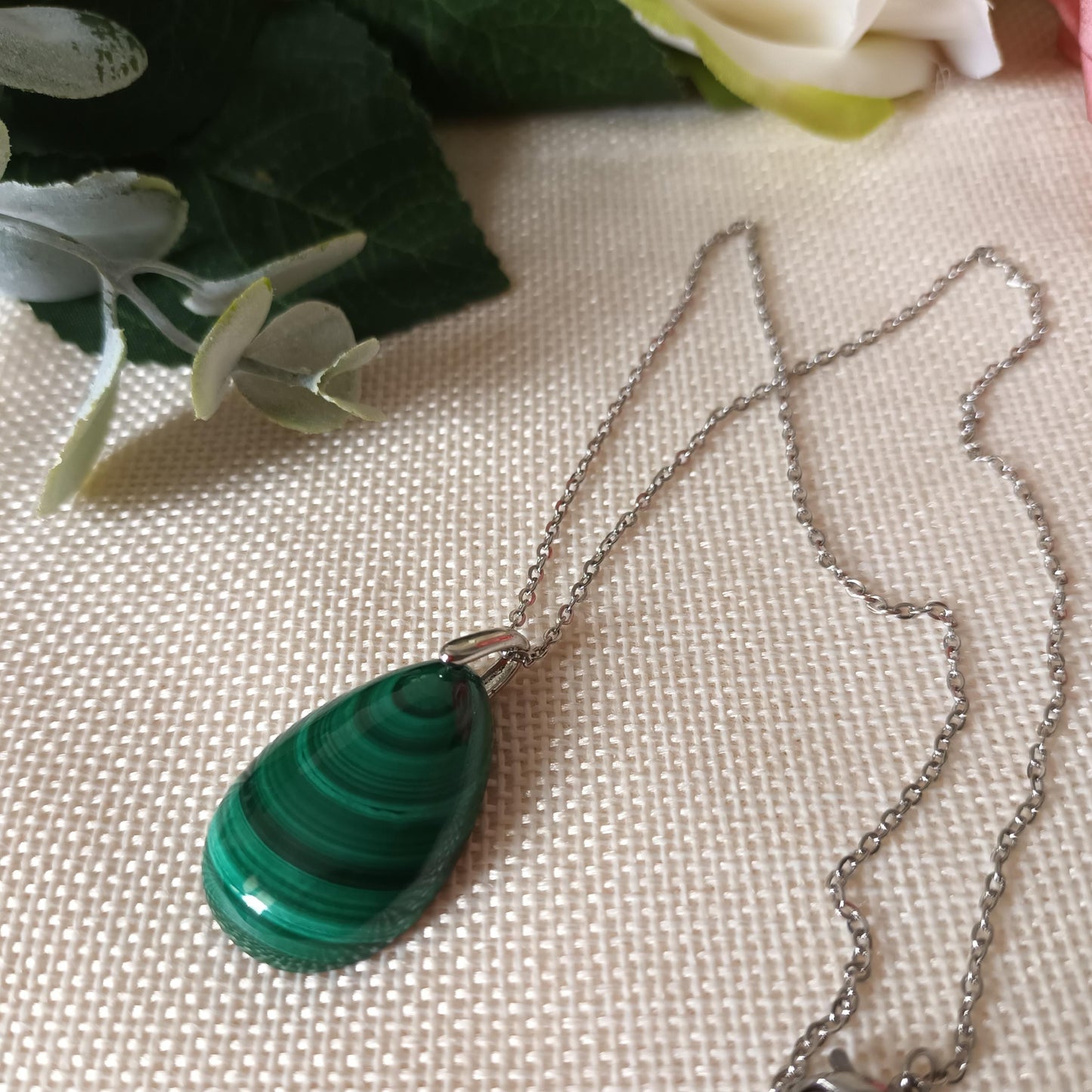 Pendentif malachite naturelle – 3 × 1,9 cm – chaîne acier inox argenté