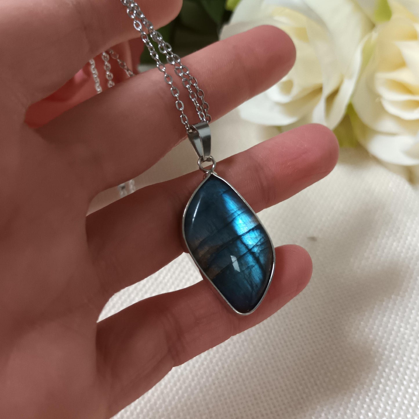 Pendentif labradorite sertie – 3 × 1,7 cm – chaîne acier inox argent
