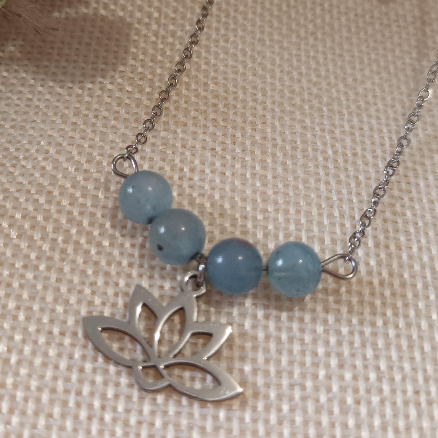 Collier aigue‑marine – fleur de lotus argent 1,4 × 1,9 cm – 4 perles 6 mm